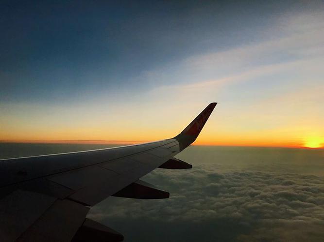 在飞机上看日出,迎接马来西亚的晨光