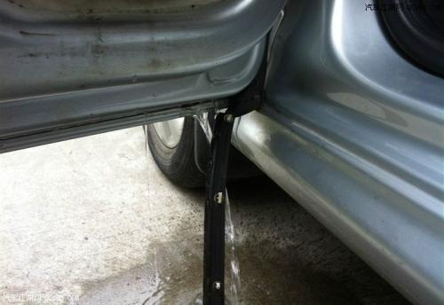 车上这几个排水孔需要定时清理