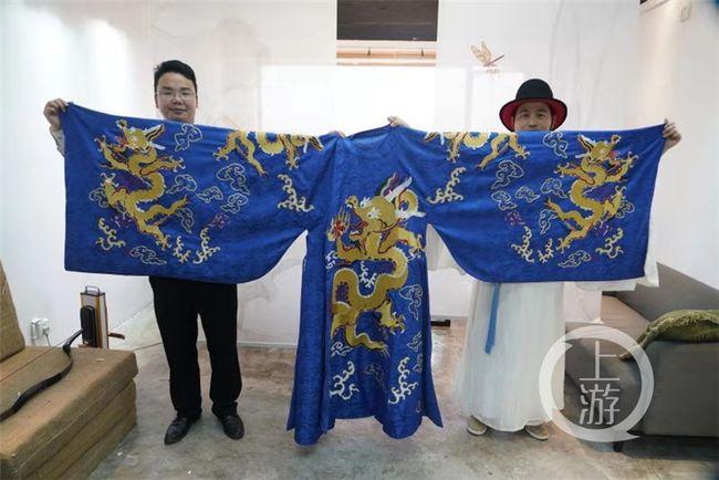 一共有两件,一件是蓝缎平金绣蟒袍,另一件是平金绣蟒凤衫,两件吉服均