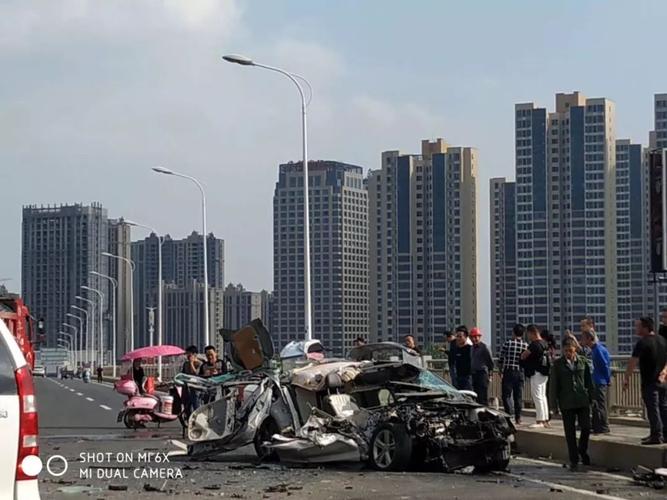 过桥车辆可选择沅水一桥,沅水二桥行驶,尽量避开拥堵路段安全出行.