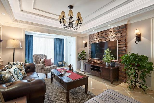 首先电视背景墙做了个高柜,这是传统美式中比较经典的象征,两遍则是