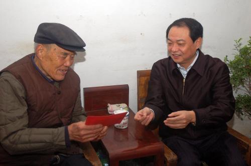 何炳荣慰问老干部,老党员及困难户