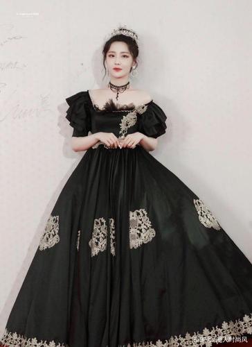 王艺瑾穿黑色礼服裙,气质超级好!