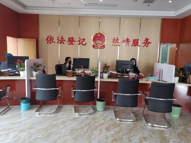 丈夫说好!民政局门口笑