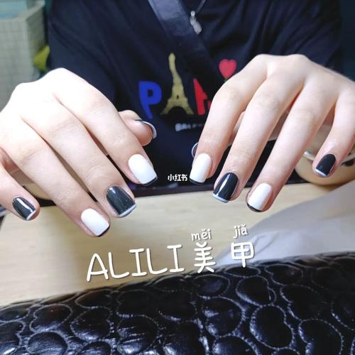 黑白色简单配色美甲款式_美甲_黑白色_秋天去哪玩_秋天美甲_美妆_美甲