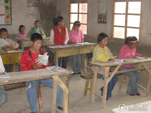 在破旧的教室里,没有凳子的学生站着上课.