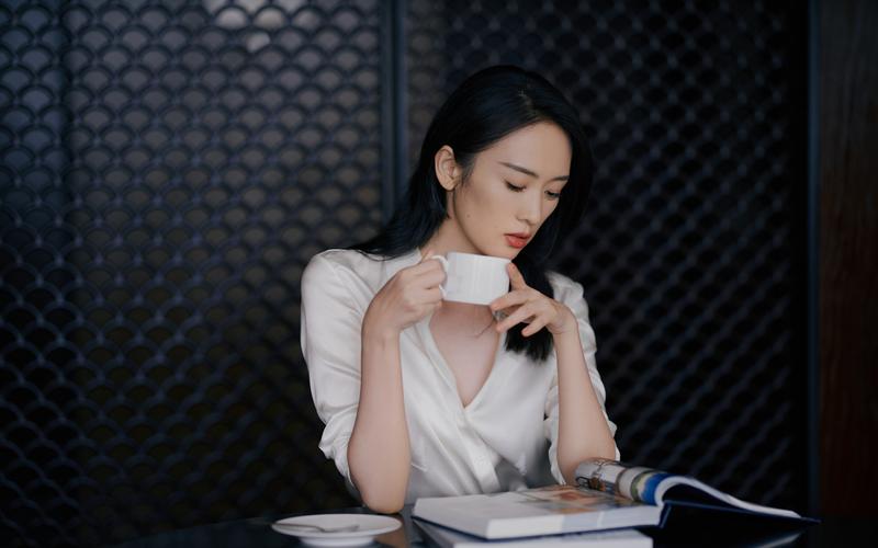 童瑶白衫优雅唯美桌面壁纸