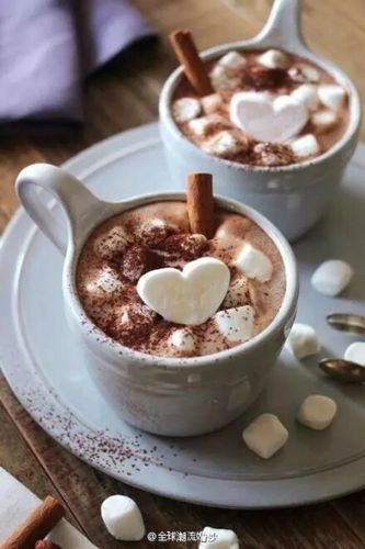 【棉花糖热饮】原料:红茶,牛奶2杯,棉花糖6颗,水.