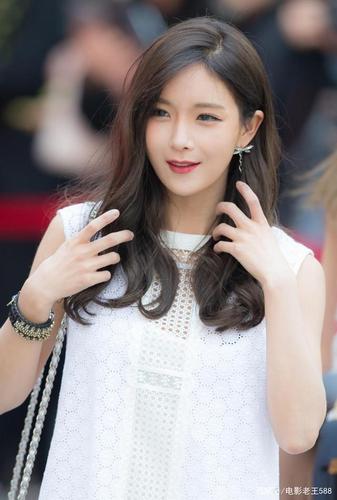 凭借甜美的长相和火辣的身材在女团中成功出道 韩国女星赵贤荣