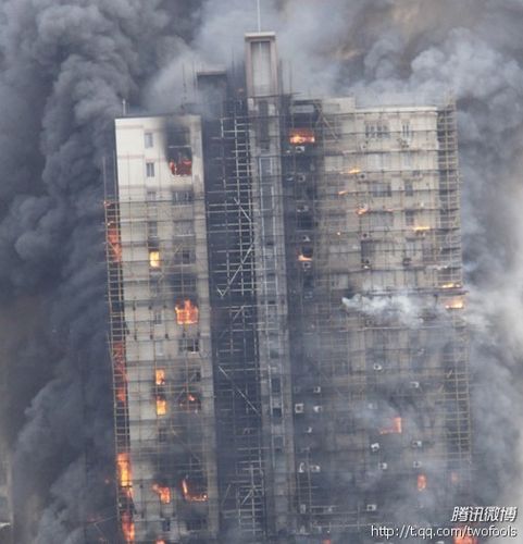  p>2010年11月15日14时,上海余姚路胶州路一栋高层公寓起火.
