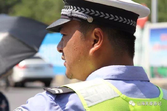 30多度的高温,山海关街头这一幕让我们不淡定!