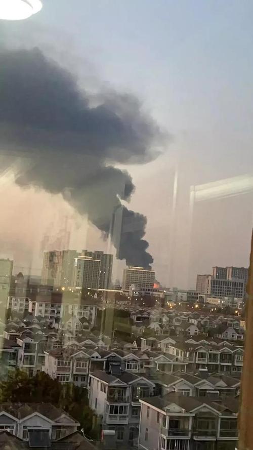 突发上海市嘉定区嘉定北工业开发区一工厂发生火灾