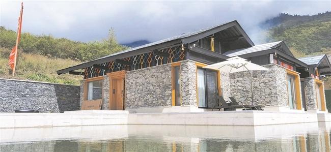 新理念改造老藏式民居 浮在水面的新藏寨要变新"网红"