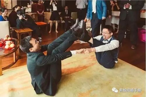 或者一群人照着图片摆出图上的姿势,大丈夫能屈能伸,柔韧性必须好!