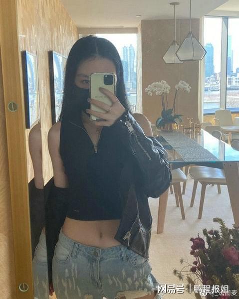 李咏女儿晒露脐装自拍大秀小蛮腰身材火辣