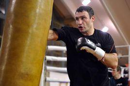 打沙袋时要遵照循序渐进的原则,击打的力量由轻到重,由慢到快,手法由