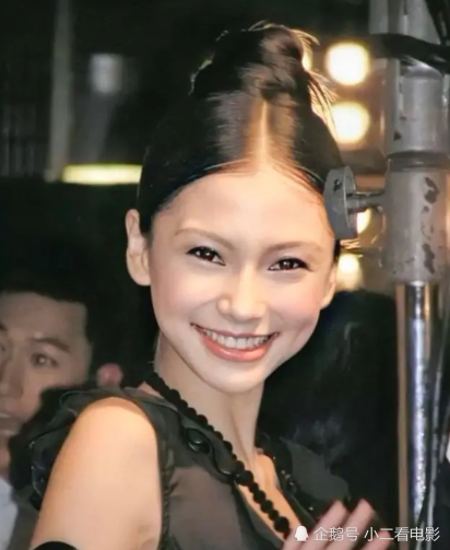 最近看到一组杨颖早年的旧照,真被当时的她惊艳到了.