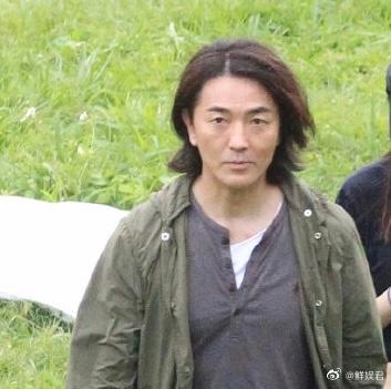 不露面的他发型依旧未改变,状态不错,从他身上依旧能看到浩南哥的影子