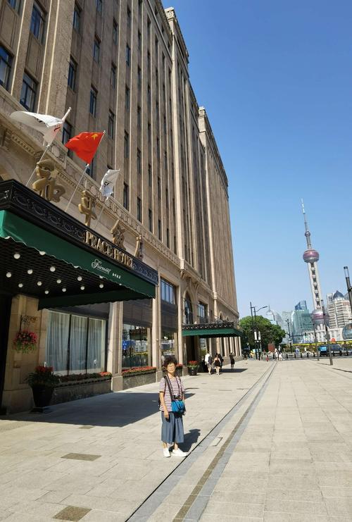和平饭店处于南京东路的正门口,可以看到浦东新区东方明珠电视塔.