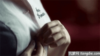 美女解衣服扣子gif动态图片-坑爹网天天搞笑图片