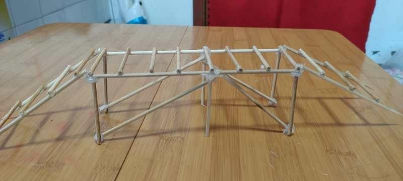 桥下面采用三角形设计,承重力老师觉 
