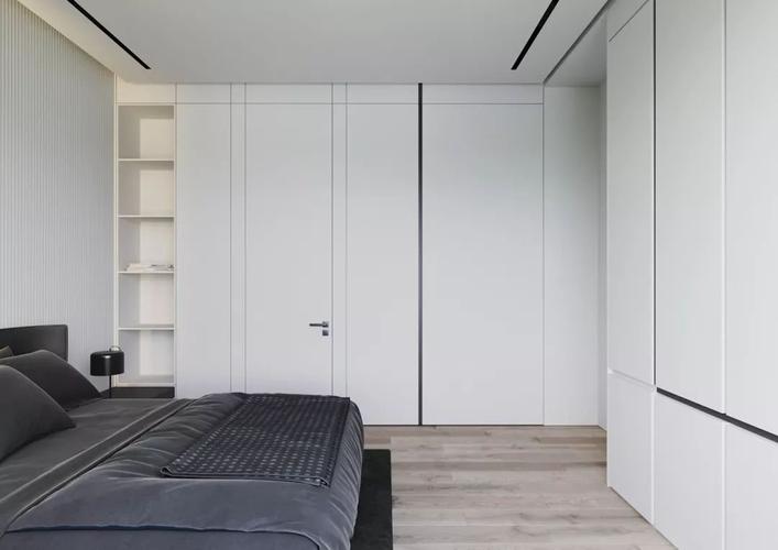 我是侧面的衣柜布置与房门融为一体的隐形门设计,整体也是相当的