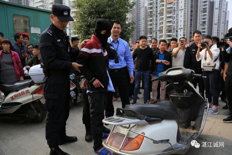 廉江骑摩托车抢礼金案件告破!指认现场.