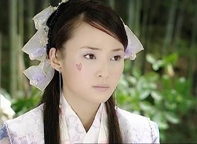 应该是蒋勤勤事业上的第一个高峰,2002年,蒋勤勤与赵文卓,何润东联合