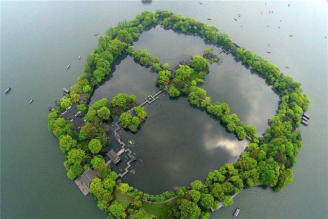 1点评 湖心岛,又称作"小瀛洲",位于杭州西湖中部,是一个湖心岛