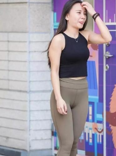 街拍:美少女微微一笑很倾城,无袖上衣紧身裤穿出最美好身材