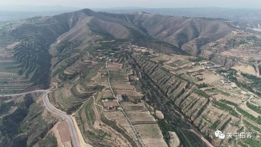唐建陵位于咸阳市礼泉县建陵镇石马村北侧的武将山上,海拔高度981米