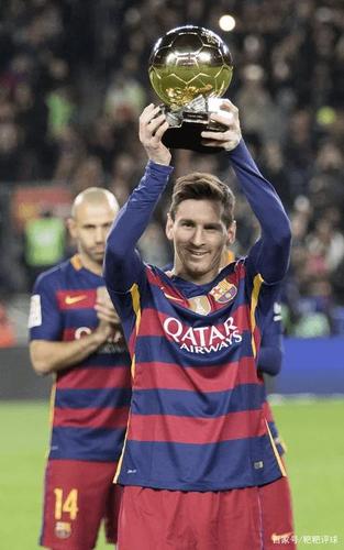 梅西进球后亲吻自己的球鞋,但是这个球实际上是一粒头球破门!