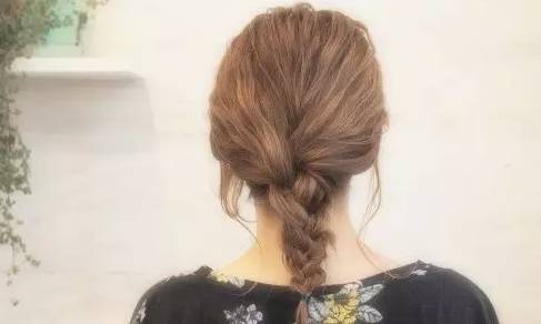 起床头发乱翘也可以迅速出门的3款简单扎发发型