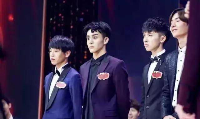 是非多啊,走红后网友就扒出来他成名之前的一些照片,他原名叫做曾威航