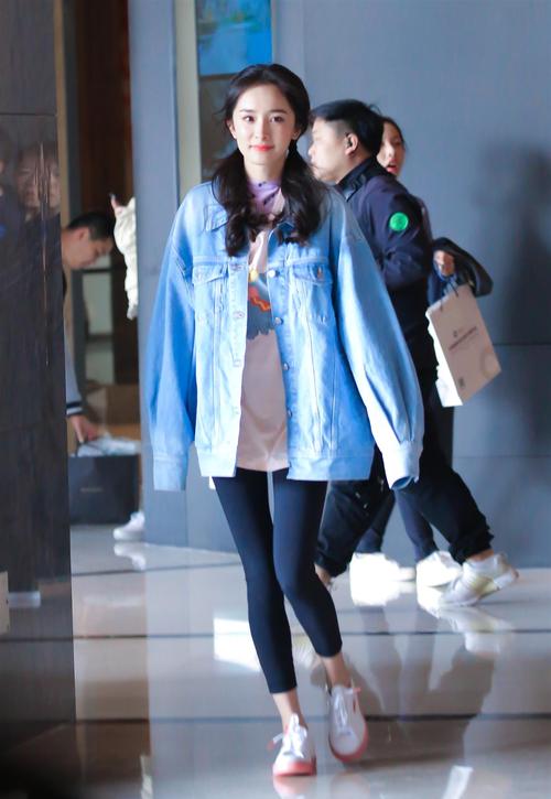 原创杨幂这件1万5的牛仔外套,关晓彤宋祖儿也爱穿,初秋百搭又好看!