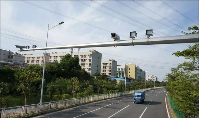 路上拍违章的摄像头,到底长什么样?