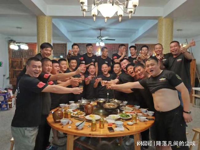 聚会当天我正好陪着领导刚谈完项目,项目款也没有及时转到公司账上