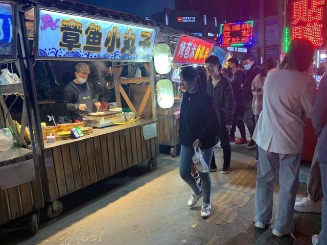 久违的烟火气 鞍山夜市迎来"春天"