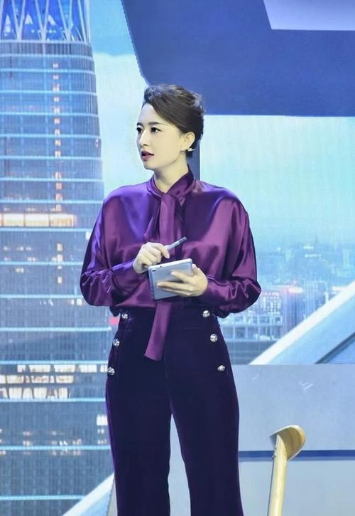 时隔2年再上《综艺盛典》!央视张蕾穿衬衫似明星,重拾