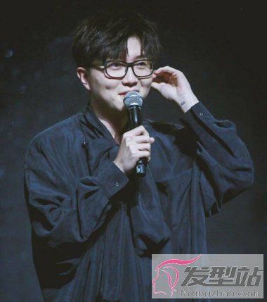 戴眼镜男生的日常发型毛不易学院风发型不畏小眼睛