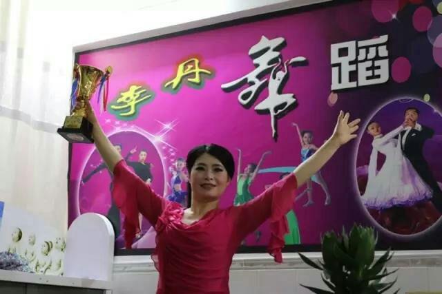 二支广场舞 写美篇 李丹舞蹈是由从事十几年舞蹈教学的李丹老师执教