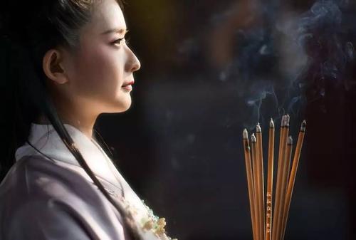 太准了,长相年轻而且特别庄严的女人,一定是这个原因