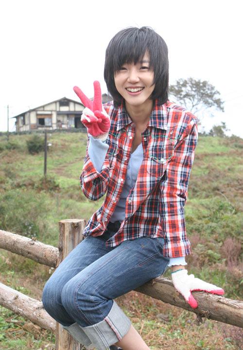 生长在济州岛牧场的诗恩(林秀晶饰),从小就非常喜欢马,与马