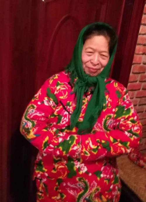 《雪谷民俗》  大花棉袄艳头巾,袖手神聊