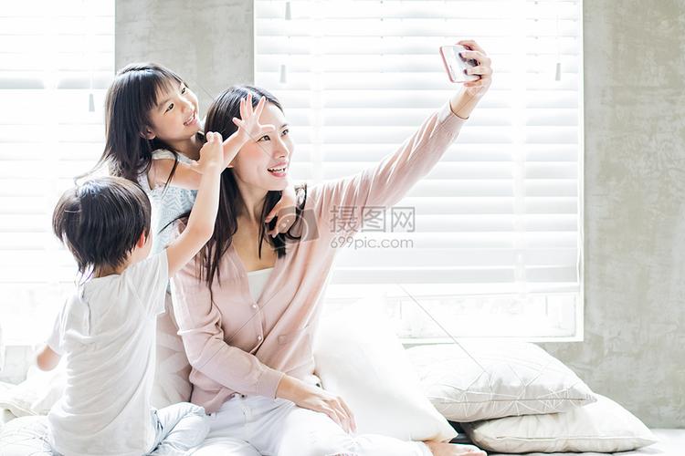 美好生活妈妈和孩子在自拍