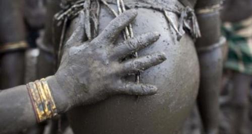 非洲原始部落男性肚子越大越受欢迎,为了大肚子每天生喝牛血