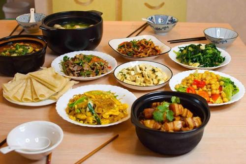 朋友来家吃饭,蟹姐亲手烧一桌菜,简单美味,过年也可以