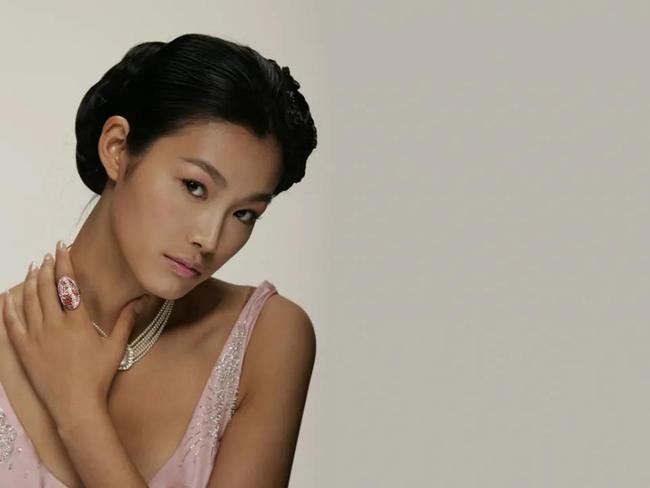 高个美女于娜退出娱乐圈?消失了15年的她,现在怎么样了?