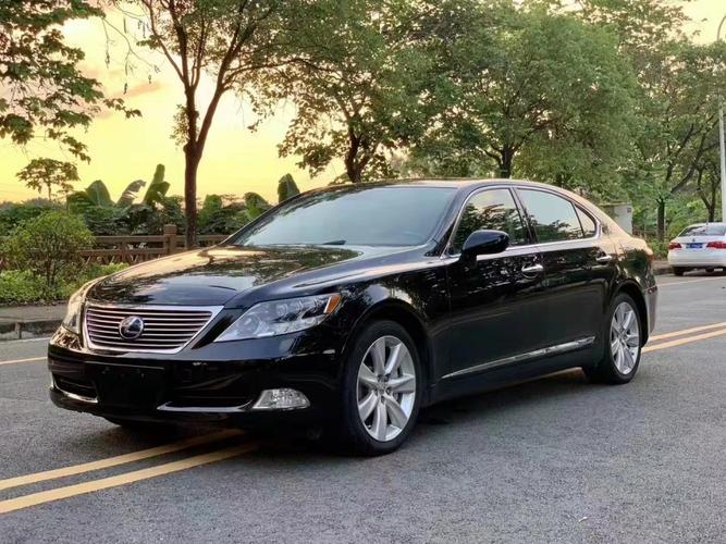 2012年雷克萨斯ls600hl售价26万,油电混合加长版,油耗