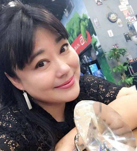 李菁菁:被500名导演封杀后退出演艺圈,如今靠《安家》
